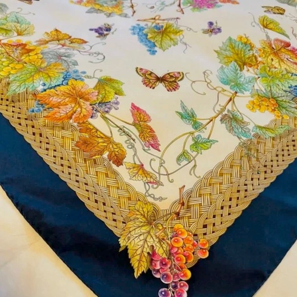 Gucci silk grape vines bees butterfly’s multicoloured fall leaves scarf - Picture 8 of 9
